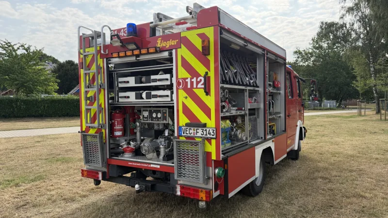 Das LF 8 von hinten mit geöffnetem Heckraum: Pumpenbedienstand mit Manometern, Feuerlöscher und Saugschläuche.
