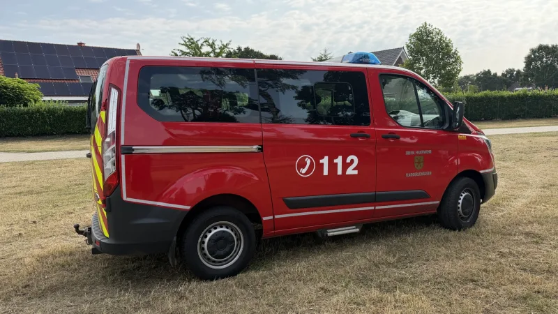 Das MTF von schräg hinten, mit rot-gelber Warnmarkierung an der Hecktür.