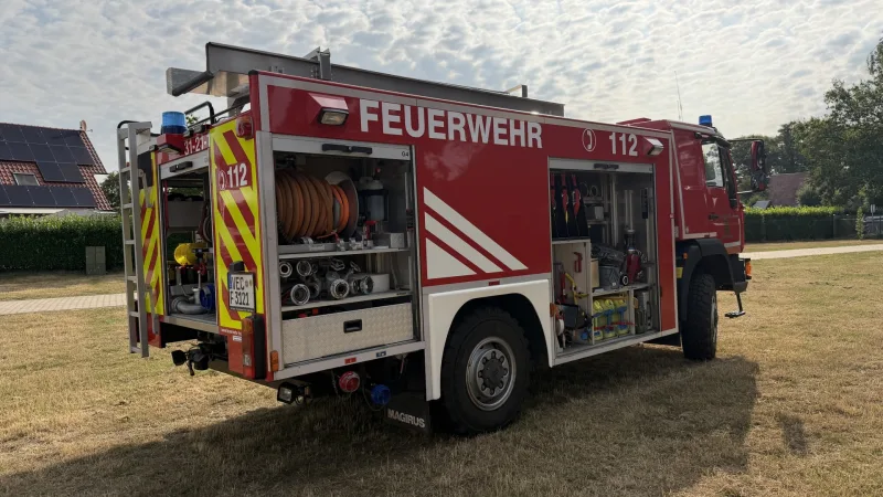 Das TLF 16/24 Tr von schräg hinten, Heck- und Seitenraum geöffnet: Schlauchhaspel, Kupplungen und Strahlrohre.