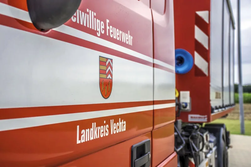 Fahrertür mit Aufschrift Freiwillige Feuerwehr, Wappen und Landkreis Vechta.