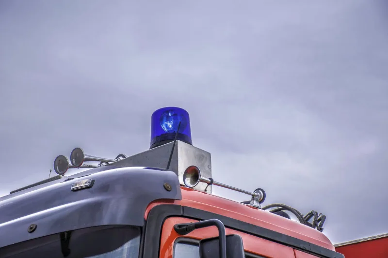 Fahrerhausdach mit Blaulicht und Signalhörnern.
