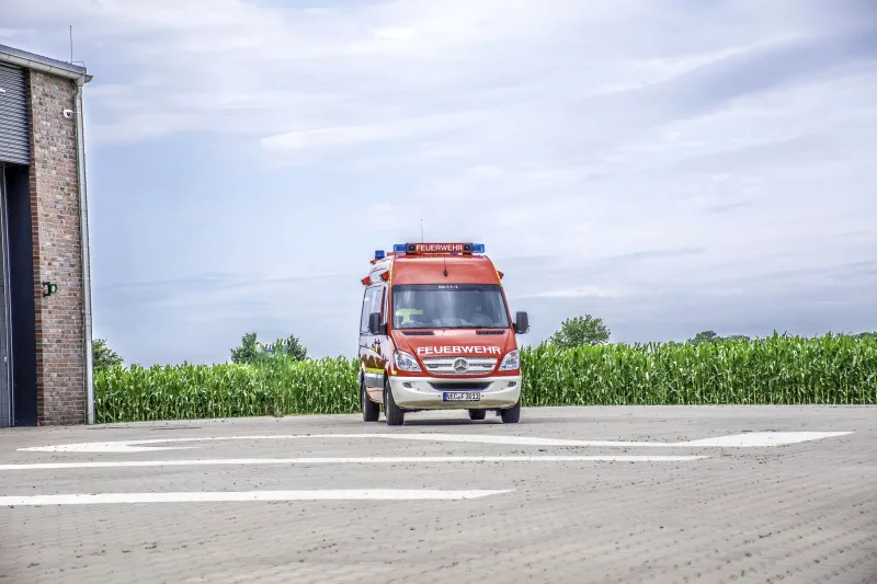 ELW 1 von vorn auf dem Hof vor dem Feuerwehrhaus.