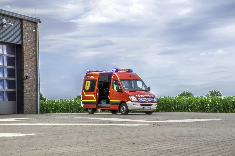 ELW 1 mit geöffneter Seitentür vor dem Feuerwehrhaus.
