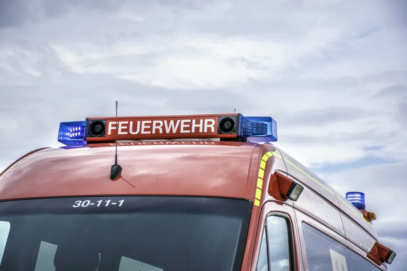 Dachbalken mit Aufschrift Feuerwehr und dem Rufnamen 30-11-1 auf der Frontscheibe.