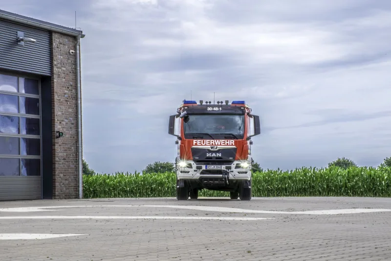 HLF 1 frontal vor dem Feuerwehrhaus.