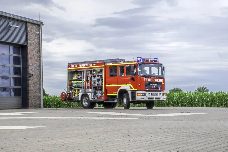 HLF 2 von schräg vorn mit geöffneten Geräteräumen.