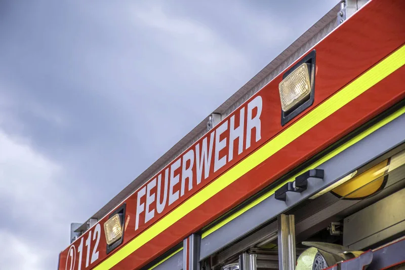 Aufbau mit Schriftzug Feuerwehr und der Notrufnummer 112.
