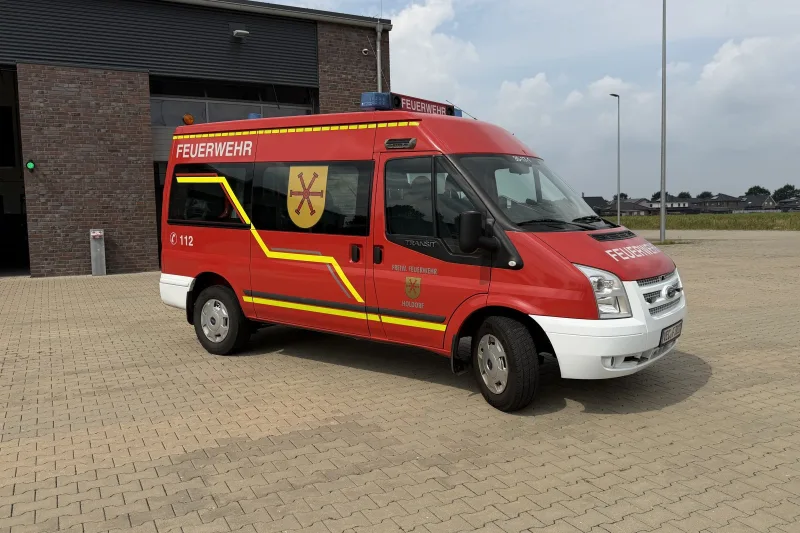 MTF von schräg vorn vor dem Feuerwehrhaus.