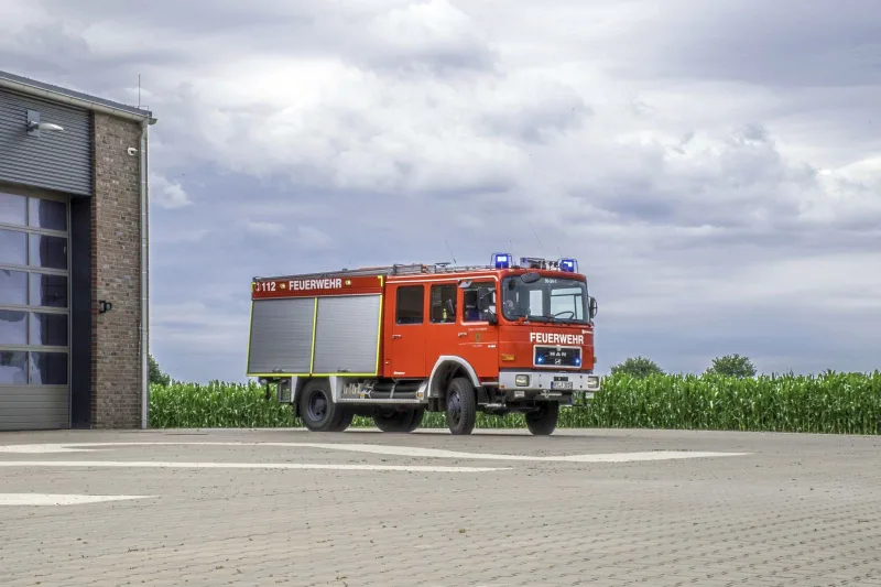 TLF 16/25 von der Seite vor dem Feuerwehrhaus.