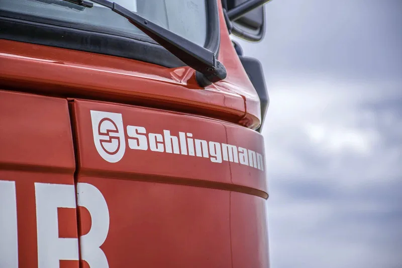 Nahaufnahme der Fahrerhaustür mit Schlingmann-Schriftzug.
