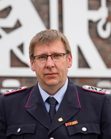 Porträt von Hendrik Bocklage in dunkelblauer Dienstuniform.