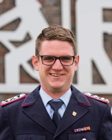 Porträt von Lars Böckmann in dunkelblauer Dienstuniform.