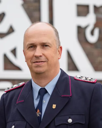 Porträt von Ludger Börgerding in dunkelblauer Dienstuniform.