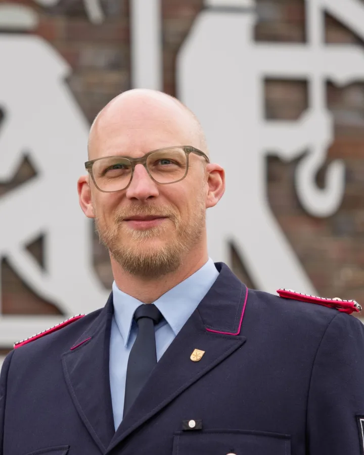 Porträt von Thorsten Deters in dunkelblauer Dienstuniform.