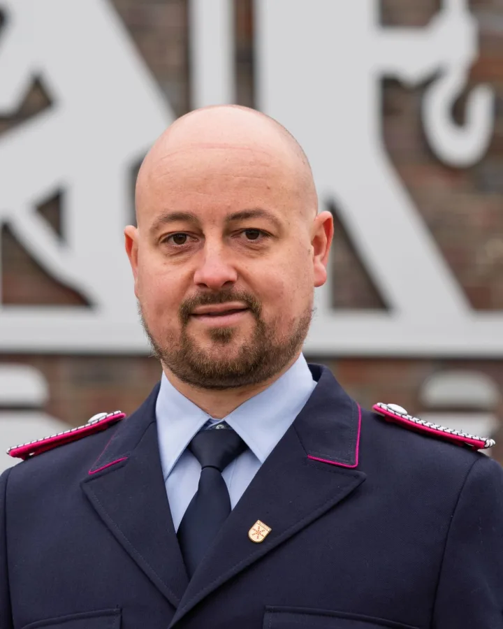 Porträt von Max gr. Schlarmann in dunkelblauer Dienstuniform.