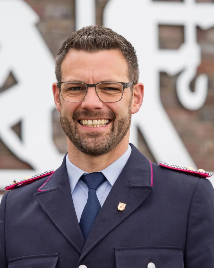 Porträt von Matthias Hölzen in dunkelblauer Dienstuniform.