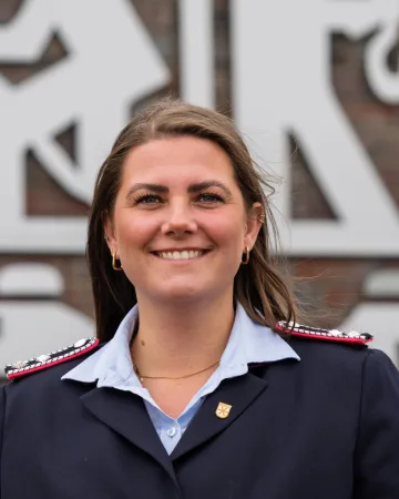 Porträt von Antonia Kolbeck in dunkelblauer Dienstuniform.