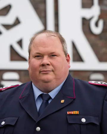 Porträt von Jens Lindemann in dunkelblauer Dienstuniform.