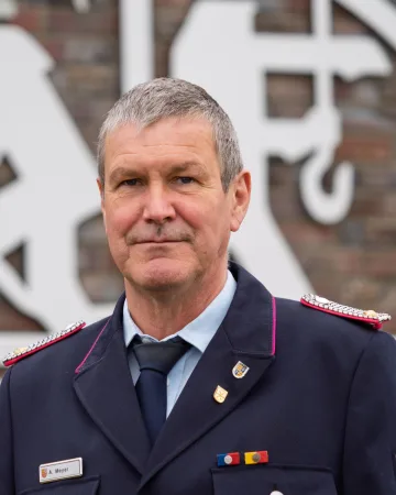 Porträt von Alexander Meyer in dunkelblauer Dienstuniform.