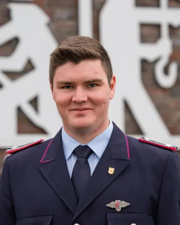 Porträt von Felix Meyer in dunkelblauer Dienstuniform.