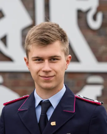 Porträt von Jonas Ristau in dunkelblauer Dienstuniform.
