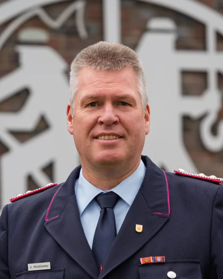 Porträt von Jens Wobbeler in dunkelblauer Dienstuniform.
