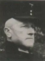 Schwarz-Weiß-Porträt von Hermann Meyer im Profil mit Uniformmütze.