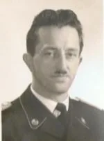 Schwarz-Weiß-Porträt von Hermann Niemann mit Schnurrbart in Uniformjacke.