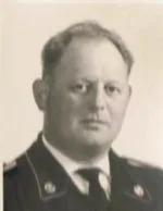 Schwarz-Weiß-Porträt von Karl Seep in Uniformjacke mit Krawatte.