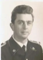 Schwarz-Weiß-Porträt von Werner Niemann in Uniformjacke mit Krawatte.