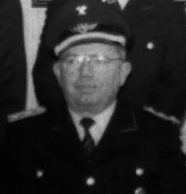 Schwarz-Weiß-Porträt von Bernhard gr. Schlarmann mit Brille und Uniformmütze.