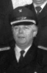 Schwarz-Weiß-Porträt von Hartmut Neumann mit Uniformmütze.
