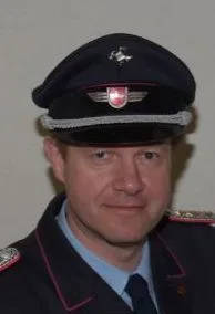 Porträt von Norbert Nobbe in Uniform mit Mütze.