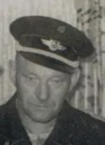 Schwarz-Weiß-Porträt von Hermann Schuhmacher mit Uniformmütze.