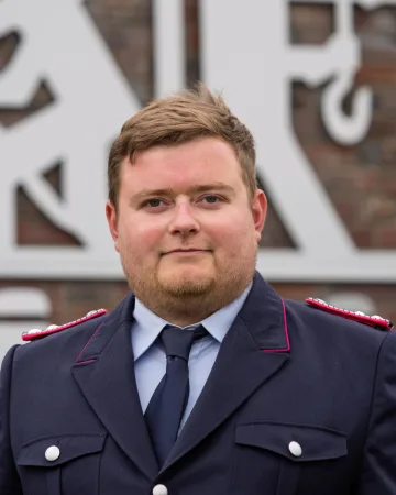 Porträt von Lukas Cierpka in dunkelblauer Dienstuniform.
