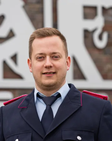 Porträt von Max Cierpka in dunkelblauer Dienstuniform.