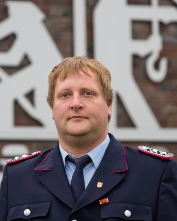 Porträt von Christof Kruse in dunkelblauer Dienstuniform.