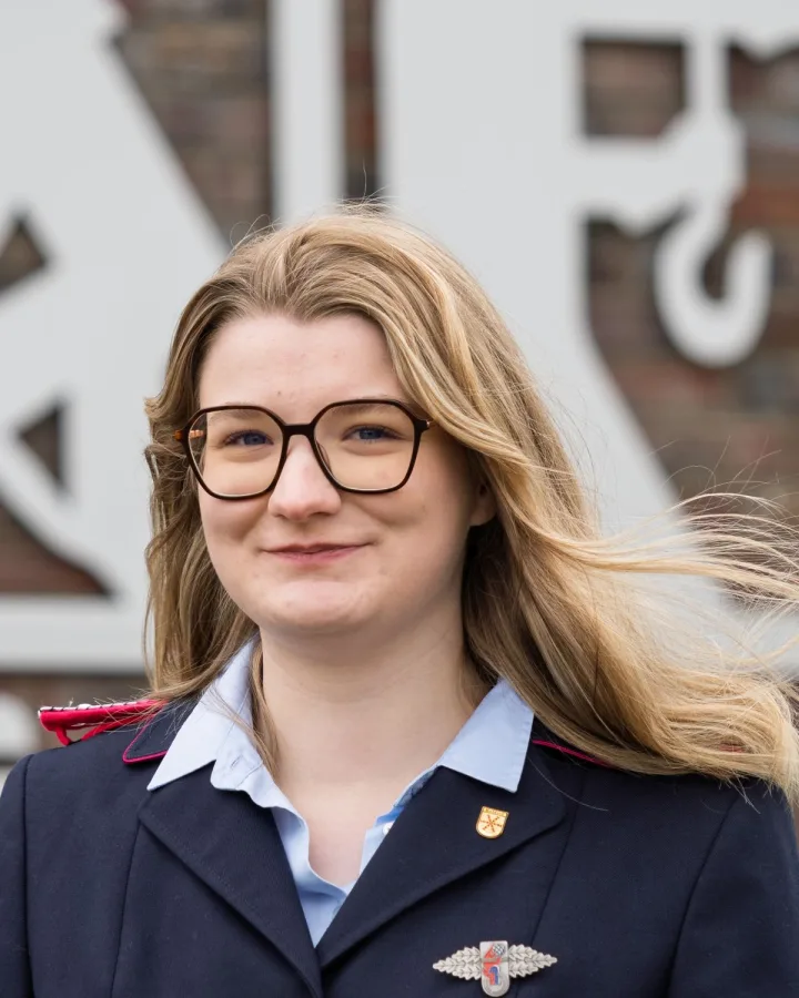 Porträt von Lara Meyer in dunkelblauer Dienstuniform.