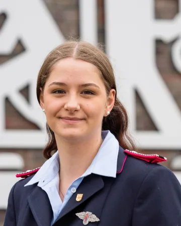 Porträt von Jana Specker in dunkelblauer Dienstuniform.
