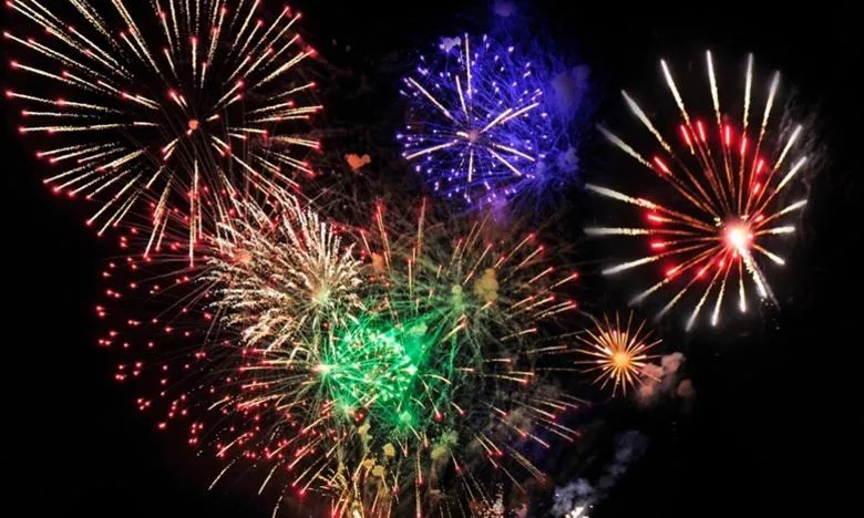 Buntes Feuerwerk in Rot, Grün, Blau und Gold am Nachthimmel.