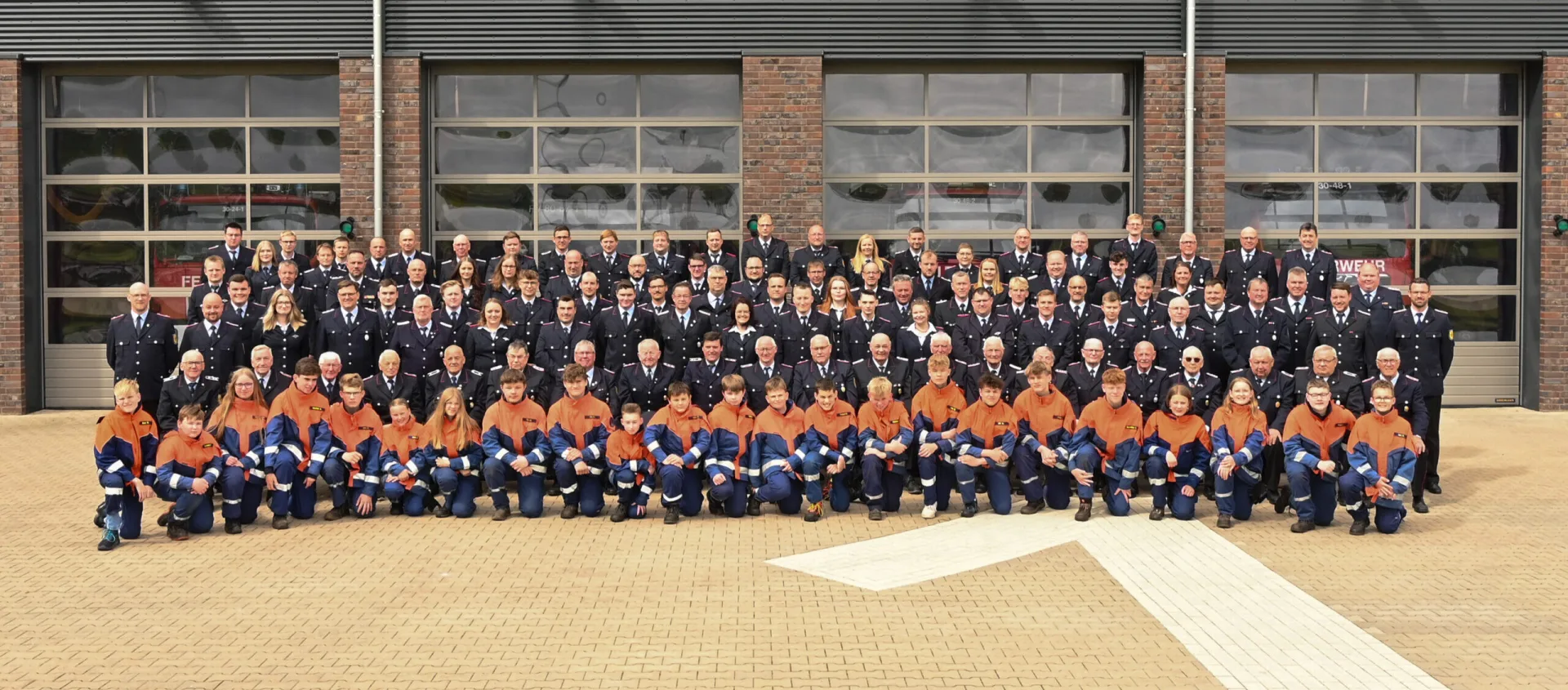 Einsatzkräfte und Fahrzeuge der Freiwilligen Feuerwehren der Gemeinde Holdorf