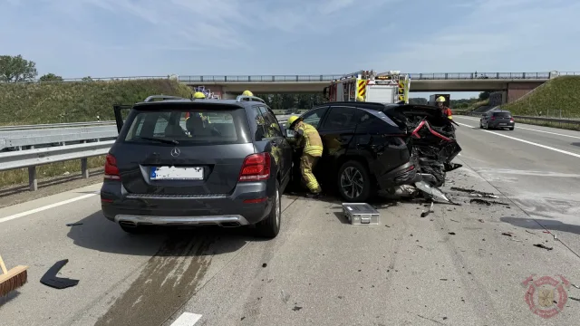 Foto zum Einsatz: PKW-Brand & Verkehrsunfall - A1 / 14.06.2025