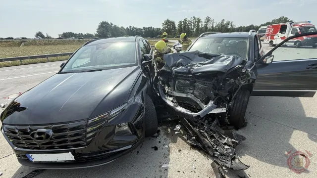 Foto zum Einsatz: PKW-Brand & Verkehrsunfall - A1 / 14.06.2025