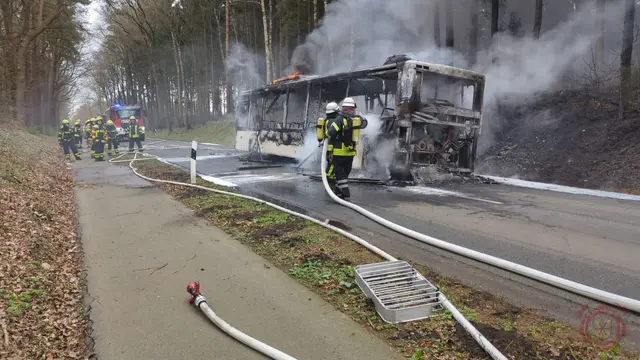 Foto zum Einsatz: Busbrand / 21.03.2024