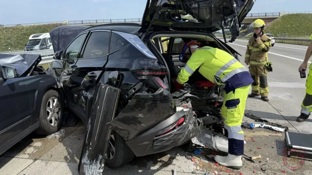 Foto zum Einsatz: PKW-Brand & Verkehrsunfall - A1 / 14.06.2025