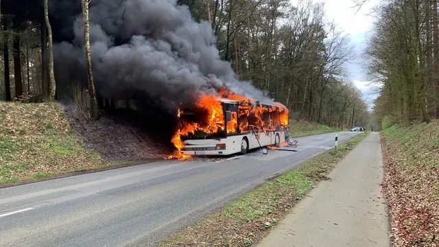 Foto zum Einsatz: Busbrand / 21.03.2024