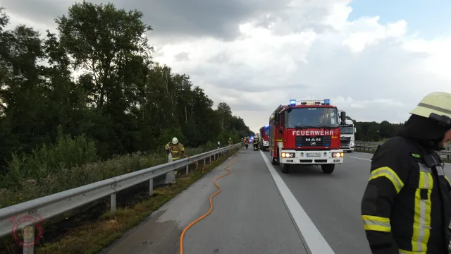 Foto zum Einsatz: Böschungsbrand A1 / 13.07.2026