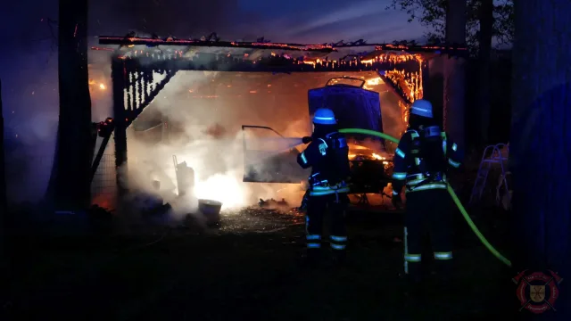 Foto zum Einsatz: Carport- & PKW-Brand / 09.02.2025