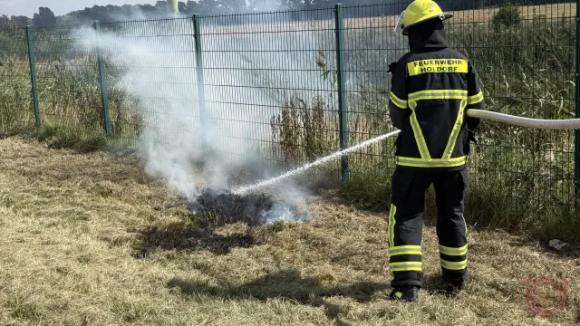 Foto zum Einsatz: PKW-Brand - Parkplatz A1 / 30.08.2025